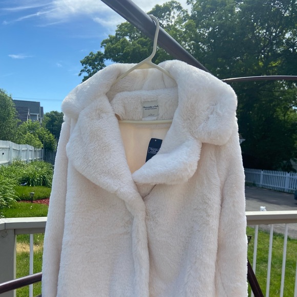 Abercrombie & Fitch Jackets & Blazers - White fur cropped jacket